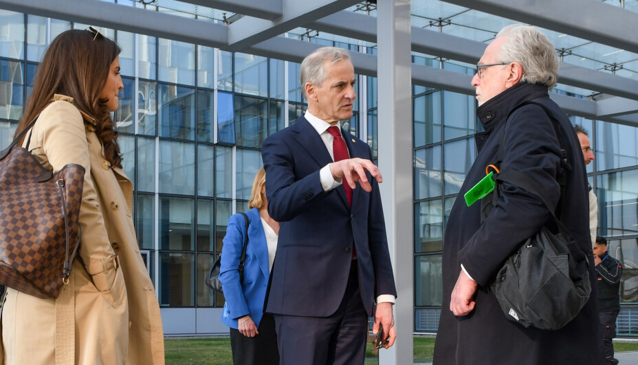 SAMTALE: Statsminister Jonas Gahr Støre i samtale med CNNs Wolf Blitzer utenfor Natos hovedkvarter i Brussel. Støre deltok torsdag på alliansens ekstraordinære toppmøte.
