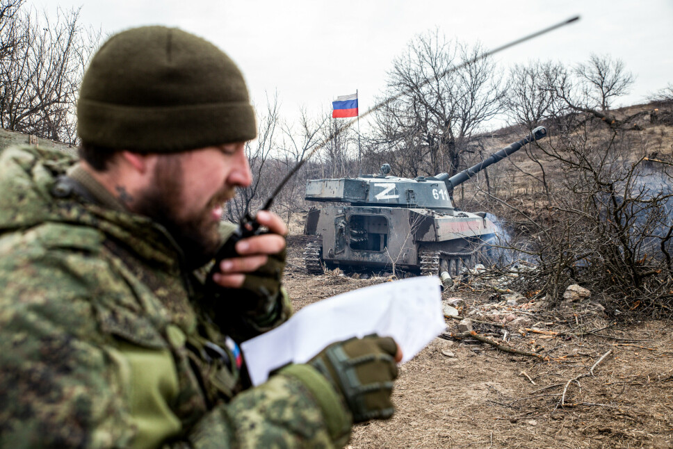 RADIO: Et medlem av militsen i den ukrainske utbryterstaten Folkerepublikken Lugansk snakker i en håndholdt radio.