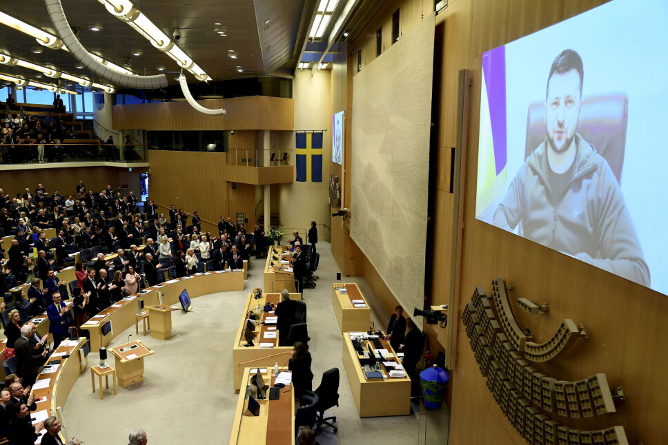 STØTTE: Ukrainas president Volodymyr Zelenskyj snakket torsdag formiddag til den svenske Riksdagen via videolink. Der ba han Sverige være med på gjenoppbyggingen av Ukraina. Senere på dagen talte han også til krisetoppmøtet i Nato i Brussel.