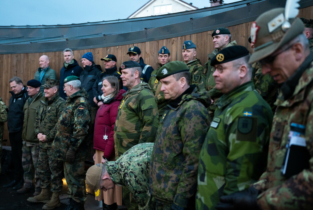SIVIL: DSB-direktør Elisabeth Sørbøe Aarsæther stilte på gruppebildet med resten av de militære og sivile lederne som arbeider med beredskap i Norge. På hennes høyre side står sjefen for Forsvarets operative hovedkvarter, Yngve Odlo.