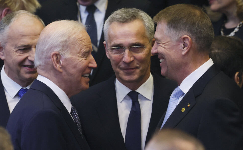 TAKKET JA: Jens Stoltenberg sammen med USAs president Joe Biden (t.v.) speaks og Romanias presidentKlaus Iohannis (t.h.).