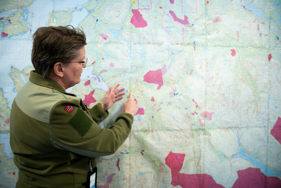 MILJØKART: Miljøoffiser Marianne Bø viste kartet der de har merket av områder militære styrker på øvelse må holde seg unna i Indre Troms.