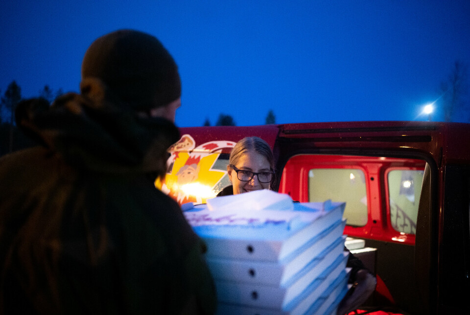 HEMMELIG LEVERINGSSTED: Ingrid leverer pizza til soldater på øvelse.