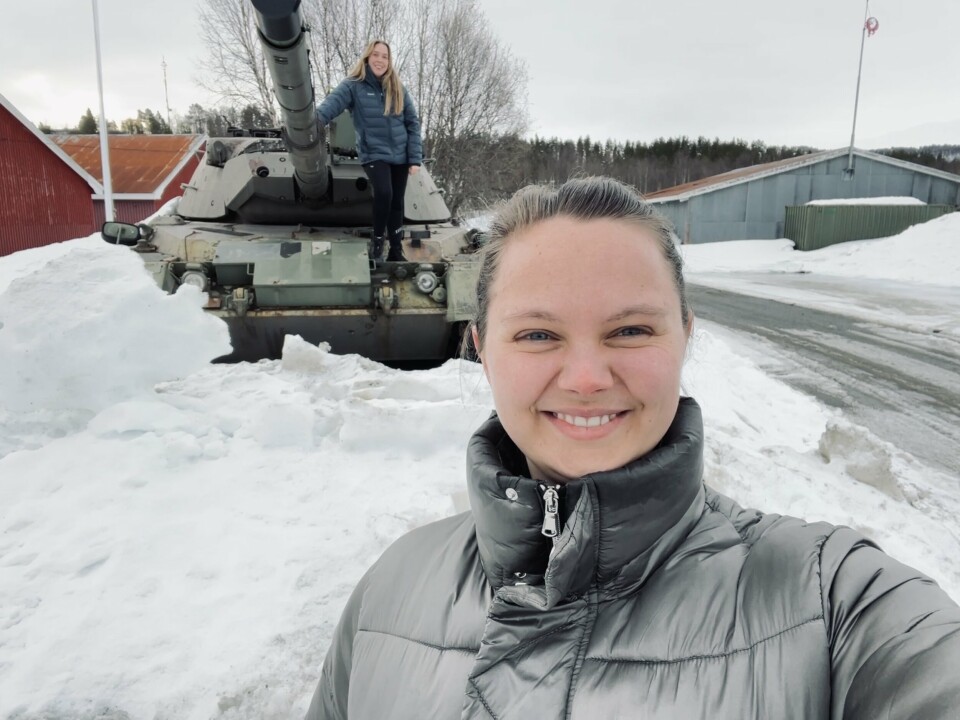 PÅ SETERMOEN: Fotograf / pizzabudassistent Hedvig Idås og nyhetsredaktør Andrea Rognstrand rapporterer fra Cold Response.