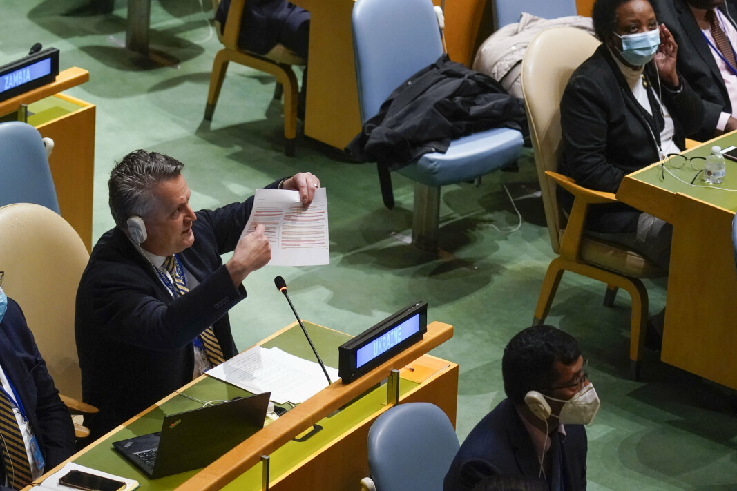 KRISE: FNs hovedforsamling har foreslått en resolusjon at Russland har skapt den humanitære krisen i Ukraina. Bildet er av Ukrainas FN-ambassadør Sergij Kyslytsja under hastemøtet i FN den 22. mars 2022.