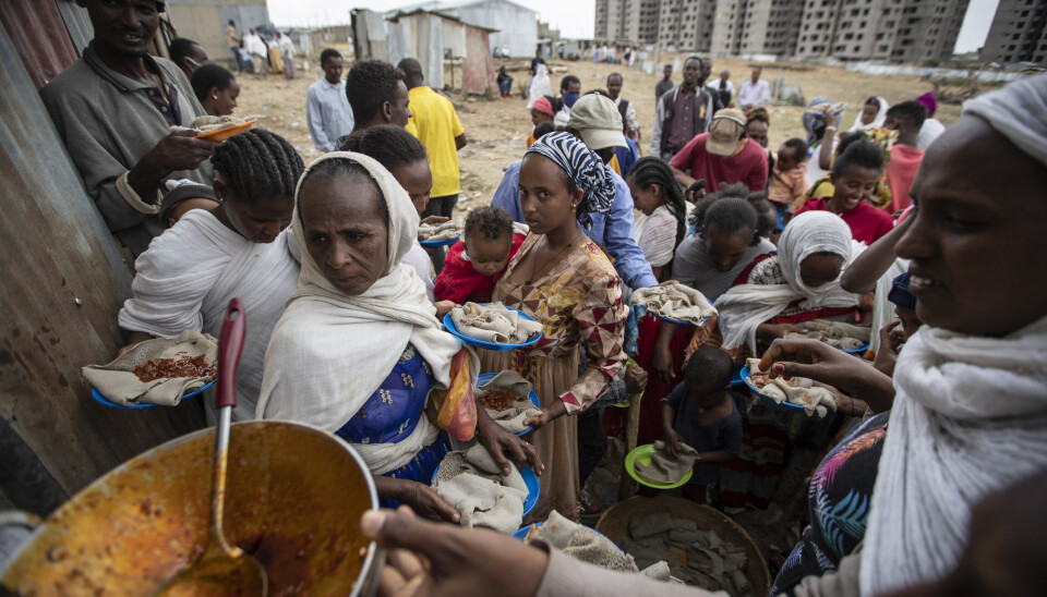 MATKØ: Interne fordrevne fra Tigray i kø for å få mat i regionhovedstaden Mekele i fjor vår.