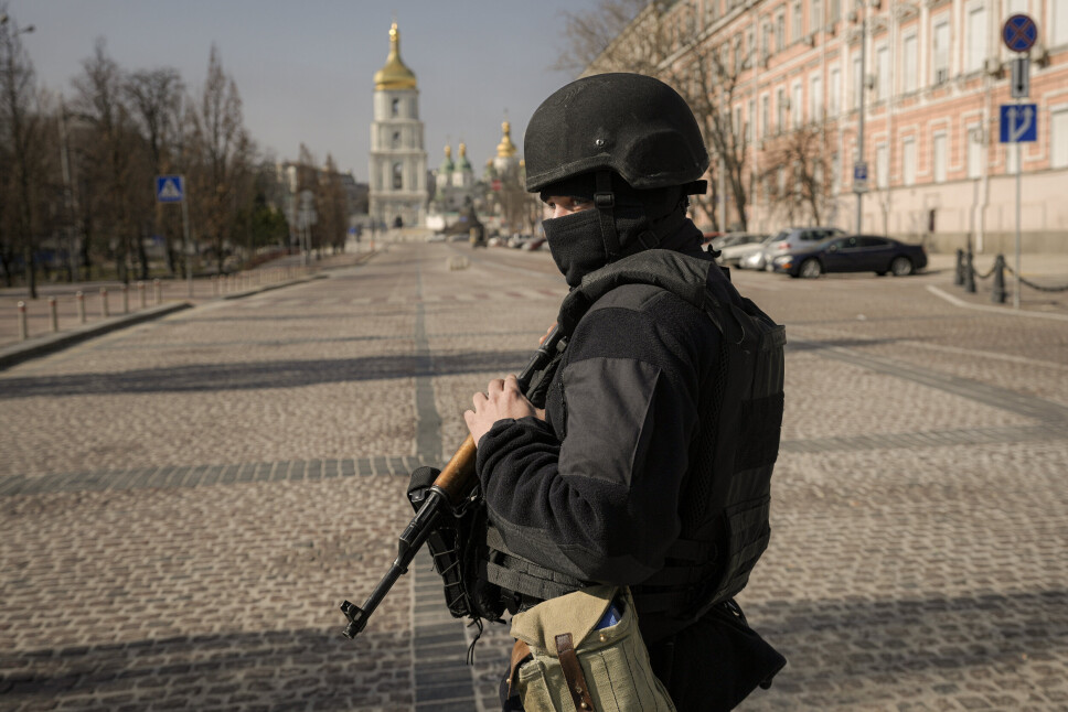 KYIV: En ukrainsk soldat vokter en veisperring i Kyiv.