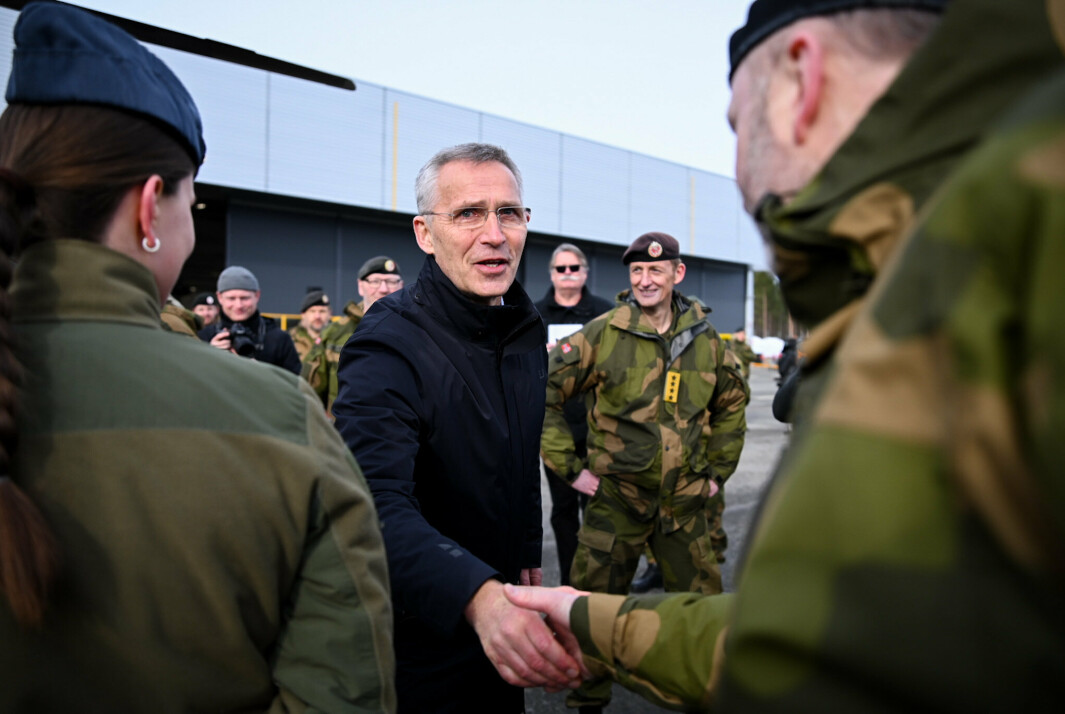 SJEFSMØTE: Natos generalsekretær Jens Stoltenberg besøker Bardufoss under Cold Response. Forsvarssjef Eirik Kristoffersen til høyre, i bakgrunnen.