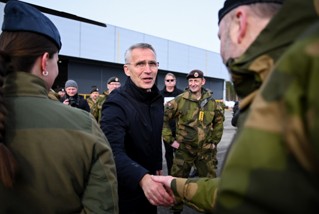SJEFSMØTE: Natos generalsekretær Jens Stoltenberg besøker Bardufoss under Cold Response. Forsvarssjef Eirik Kristoffersen til høyre, i bakgrunnen. SJEFSMØTE: Natos generalsekretær Jens Stoltenberg besøker Bardufoss under Cold Response. Forsvarssjef Eirik Kristoffersen til høyre, i bakgrunnen.