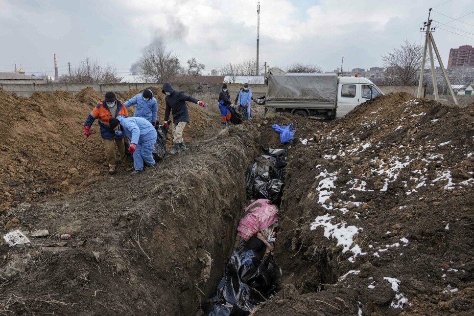 DØDE: Lik blir lagt i massegraver i utkanten Mariupol i starten av mars.