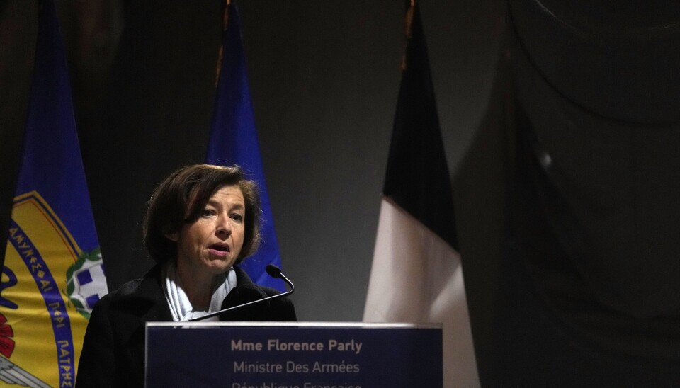 MISSILTEST: Frankrikes forsvarsminister Florence Parly er godt fornøyd med testen av den nye mellomdistanseraketten. Bildet tatt i Aten torsdag, da Hellas undertegnet avtaler om kjøp av fransk forsvarsmateriell. Foto: Thanassis Stavrakis / AP / NTB