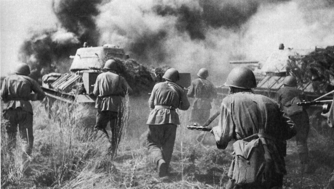 Sovjetiske styrker med T-34-stridsvogner går til motangrep ved Kursk Voronezh-fronten i juli 1943. Mye har endret seg i krigføring siden den gang, argumenterer historiker Anthony Beevor.