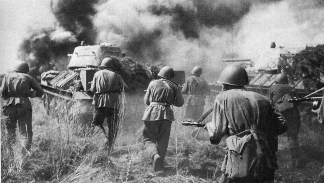 Sovjetiske styrker med T-34-stridsvogner går til motangrep ved Kursk Voronezh-fronten i juli 1943. Mye har endret seg i krigføring siden den gang, argumenterer historiker Anthony Beevor. Sovjetiske styrker med T-34-stridsvogner går til motangrep ved Kursk Voronezh-fronten i juli 1943. Mye har endret seg i krigføring siden den gang, argumenterer historiker Anthony Beevor.