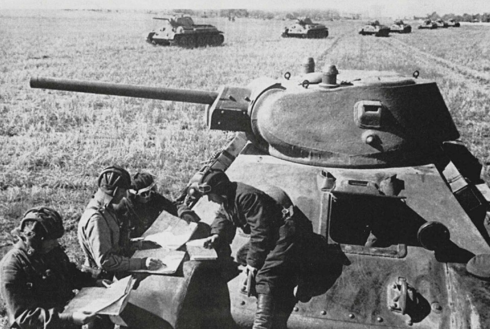 ØSTFRONTEN: Sovjetiske mannskaper og stridsvogner ved Østfronten. Bildet ble tatt i 1942.