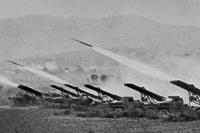 Et batteri av Katjusja-rakettkastere som skjøt mot fienden, tyske styrker, under slaget ved Stalingrad 6. oktober 1942, under østfronten som varte fra 1941-1945 Et batteri av Katjusja-rakettkastere som skjøt mot fienden, tyske styrker, under slaget ved Stalingrad 6. oktober 1942, under østfronten som varte fra 1941-1945