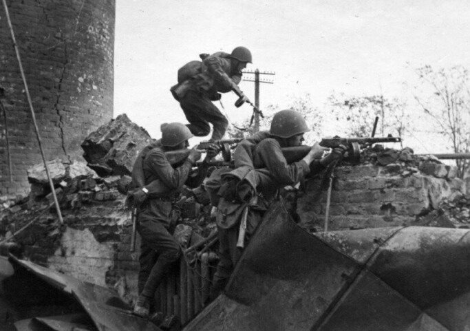 Den røde armé under gatekamper i Stalingrad i 1942. Den røde armé under gatekamper i Stalingrad i 1942.