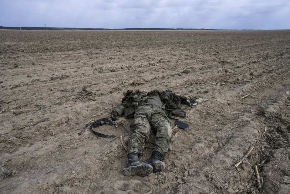 RUSSER: Bildet fra 27. mars viser en russisk soldat som ble drept under et angrep mot ukrainske styrker på en kornåker i utkanten av Kyiv.