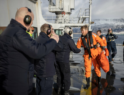 De Nederlandse Koning begroet de bemanning van Hr.Ms. Rotterdam.