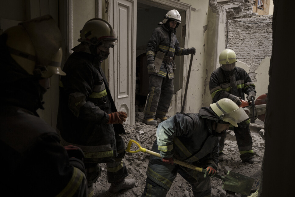 KHARKIV: Redningsarbeidere leter gjennom en utbombet bygning i den ukrainske byen Kharkiv.