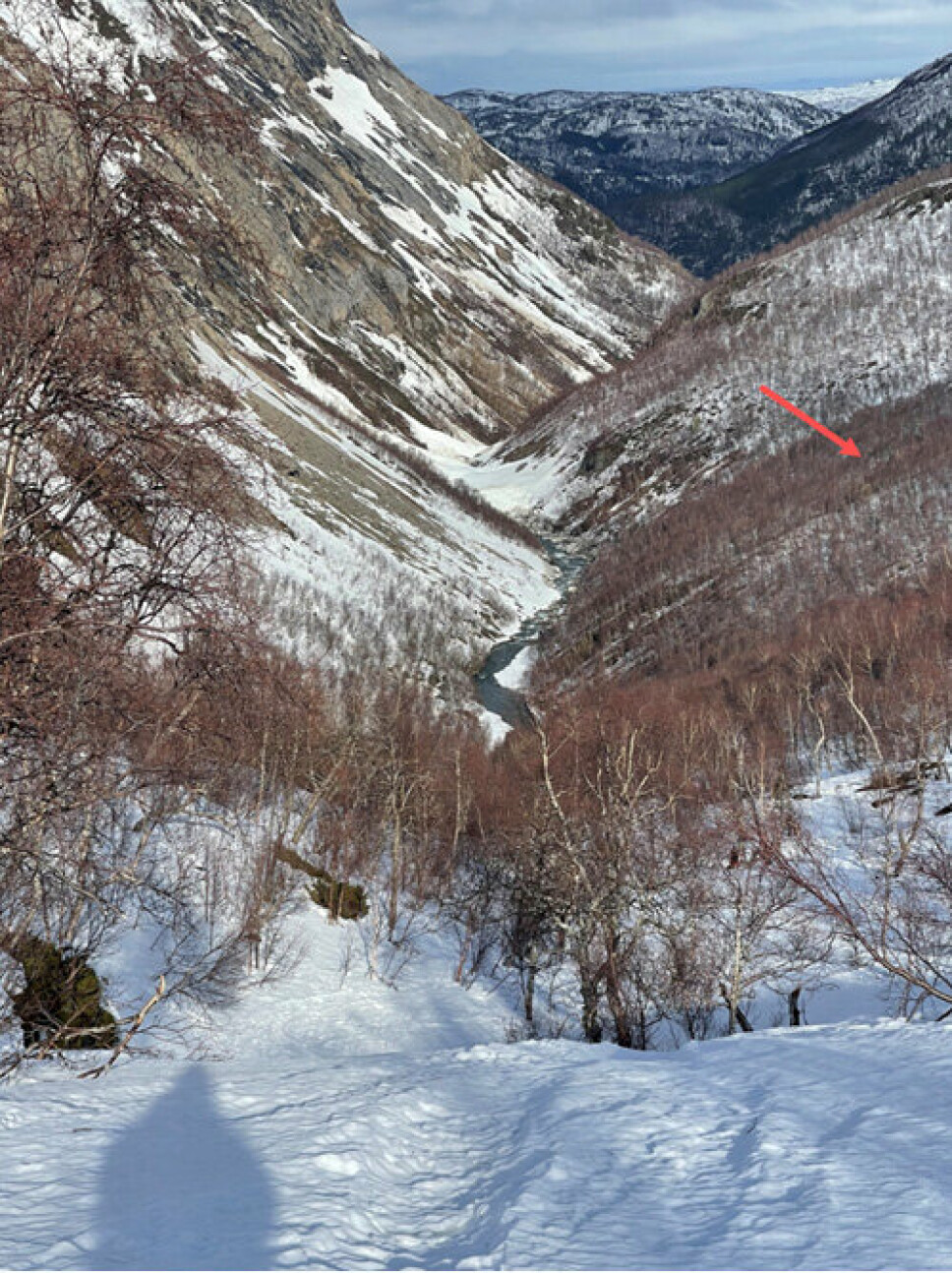 BEIARN: Gråtådalen med Reinfjellryggen til høyre. Ulykkesområdet er markert med pil, hvor den amerikanske V-22B Osprey styrtet.