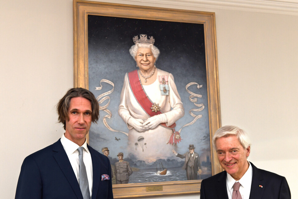 PALACE GREEN: Portrettet av dronning Elizabeth II på plass i den norske residensen i 10 Palace Green sammen med kunstmaler Ross Kolby (til venstre) og ambassadør Wegger Chr. Strømmen.