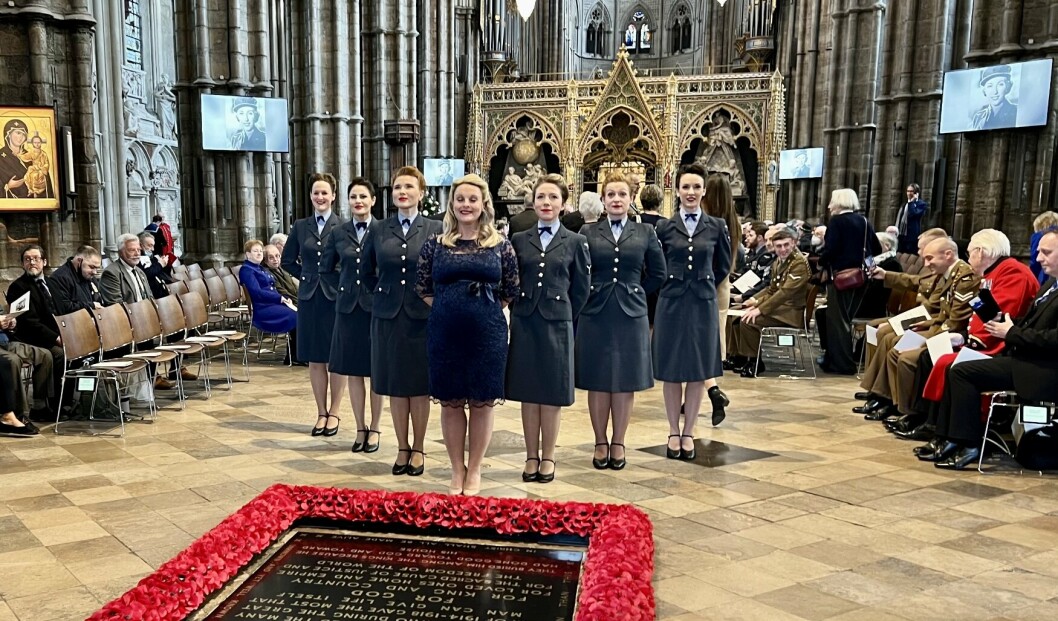 SANG: Katie Ashby &amp; The D-Day Darlings sang «The White Cliffs of Dover» i Westminster Abbey.