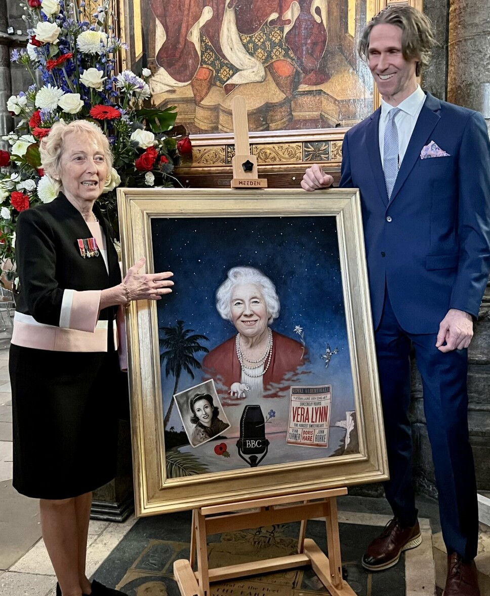 DATTER: Ross Kolby med sitt portrett av Dame Vera Lynn i Westminster Abbey og Virginia Lewis-Jones, Vera Lynns datter.