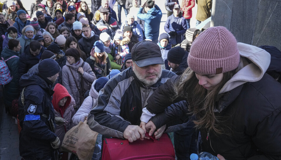 AVREISE: Internt fordrevne fra Donetsk- og Zaporizhia-regionene står i kø for å gå ombord på et tog til Lviv på jernbanestasjonen i Zaporizhia, Ukraina, tirsdag 22. mars 2022.