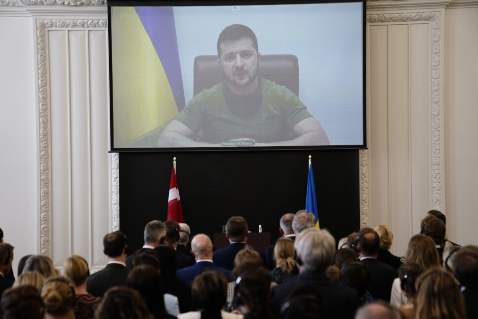 TAKKER: Ukrainas president Volodymyr Zelenskyj talte til det danske Folketinget tirsdag 29. mars, han takket for hjelpen og ba om flere sanksjoner mot Russland.