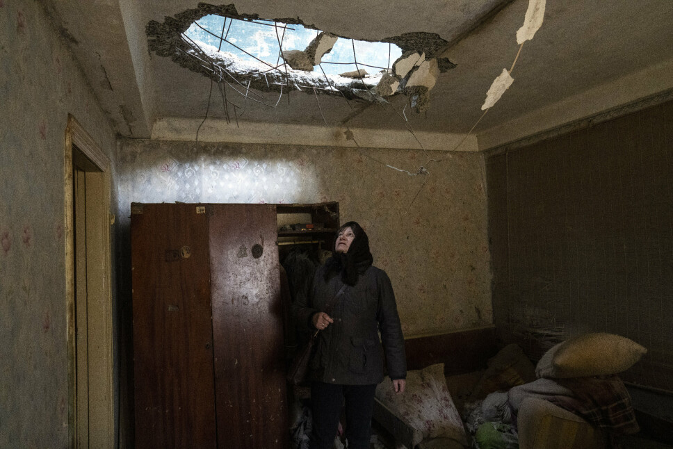 REDUSERE: Halyna Falko ser på ødeleggelsene den 28. mars etter russiske angrep i utkanten av Kyiv. Russland vil nå redusere angrep mot de to byene Kyiv og Tsjernihiv.