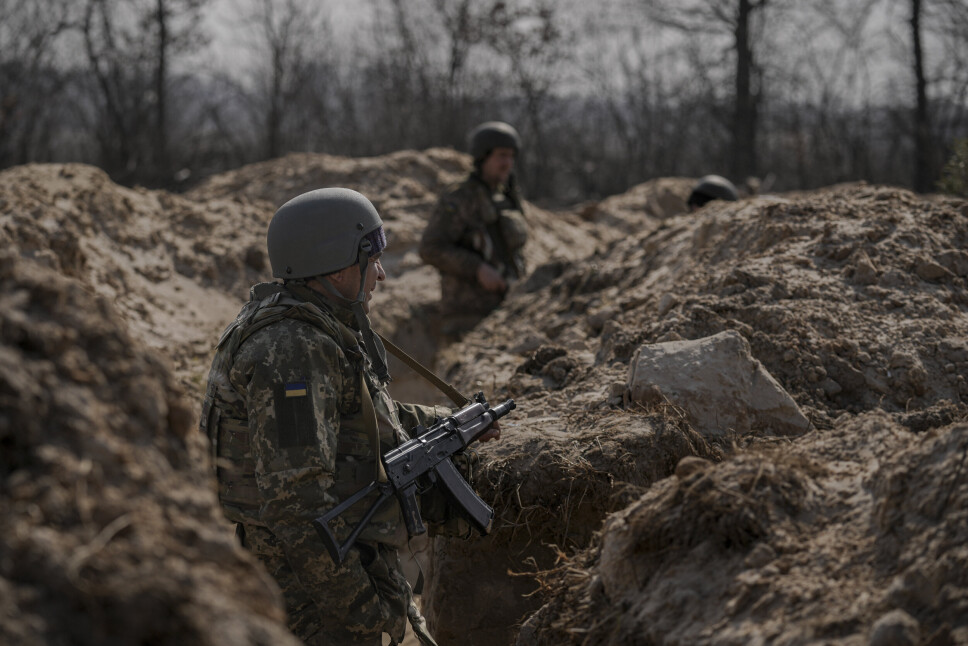 HÅP: Ukrainske tjenestemenn står i skyttergraver i posisjon nord for hovedstaden Kiev, Ukraina, tirsdag 29. mars. De første ansikt-til-ansikt samtalene på to uker mellom Russland og Ukraina startet tirsdag i Tyrkia, noe som vekker flimrende håp om at det kan bli fremgang mot å avslutte en krig som har gått ut i en blodig utmattelseskampanje.