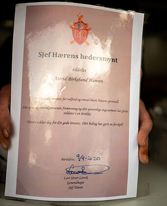 SJEF HÆRENS HEDERSMYNT: En laminert bekreftelse på at Hæren setter pris på det hun gjør. SJEF HÆRENS HEDERSMYNT: En laminert bekreftelse på at Hæren setter pris på det hun gjør.