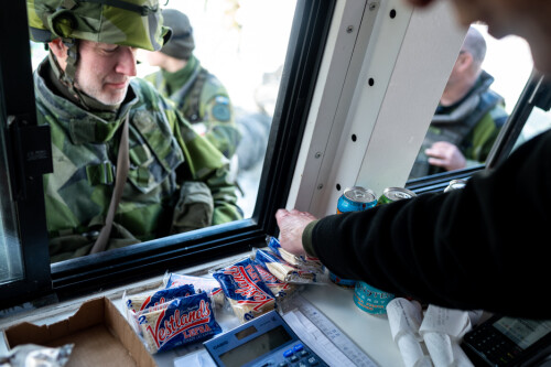 POPULÆRT: Den svenske soldaten tar alle de siste vestlandslefsene som Astrid Hansen hadde igjen i vognen. POPULÆRT: Den svenske soldaten tar alle de siste vestlandslefsene som Astrid Hansen hadde igjen i vognen.