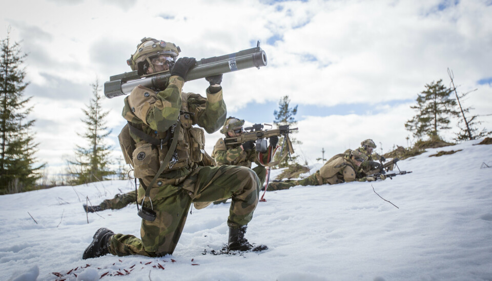 VÅPEN: En norsk soldat bruker en M72 under en øvelse på Rena. Det er denne typen våpen Norge har sendt til Ukraina.