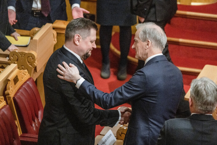 STØTTE: Ukrainas ambassadør til Norge, Vjatsjeslav Jatsjuk, sammen med statsminister Jonas Gahr Støre etter Ukrainas president, Volodymyr Zelenskyj, tale til Stortinget.