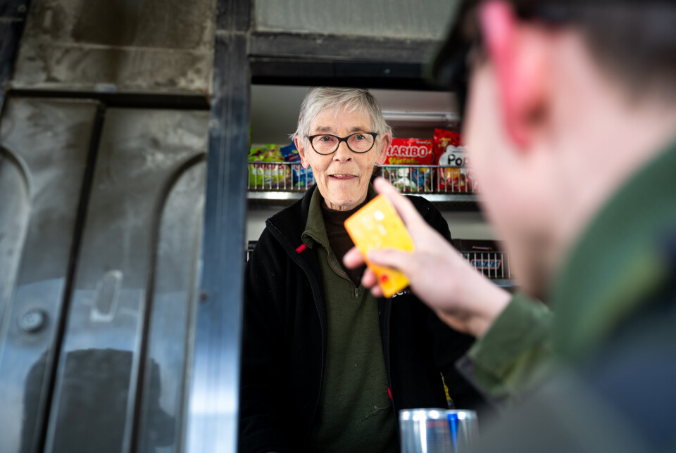 LANGE DAGER: I denne kantinevognen går det mye tid under store øvelser for Astrid Hansen og hennes sjåfør.