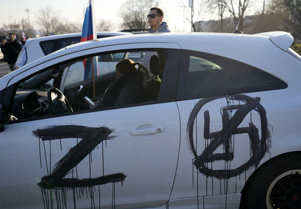 STØTTE: Bokstaven Z er malt på en bil under en demonstrasjon til støtte for Russland i Beograd, Serbia, søndag 13. mars 2022.