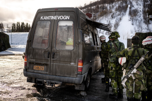 KIOSK: I kantinevognen kan soldatene få kjøpt alt fra snus til sjokolade, klart det er blir en hit. KIOSK: I kantinevognen kan soldatene få kjøpt alt fra snus til sjokolade, klart det er blir en hit.