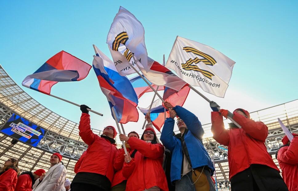 FLAGG: Folk vifter med russiske nasjonalflagg og flagg med bokstaven Z, i Moskva, Russland, fredag 18. mars 2022.
