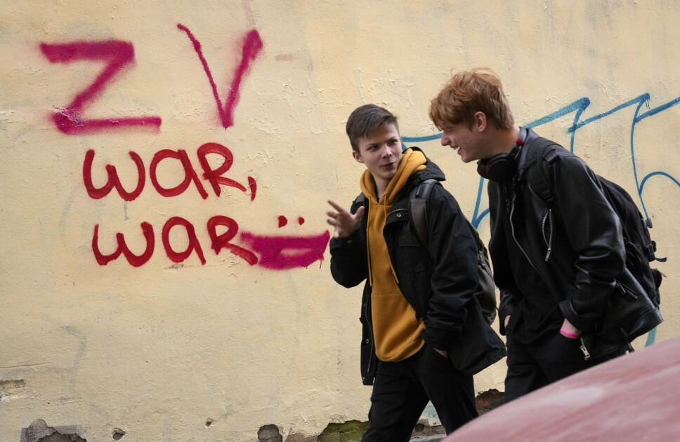 Z: Unge menn går forbi en graffiti på veggen i St. Petersburg, Russland, onsdag 23. mars 2022. Bokstavene Z og V, er blitt et symbol på det russiske militæret.