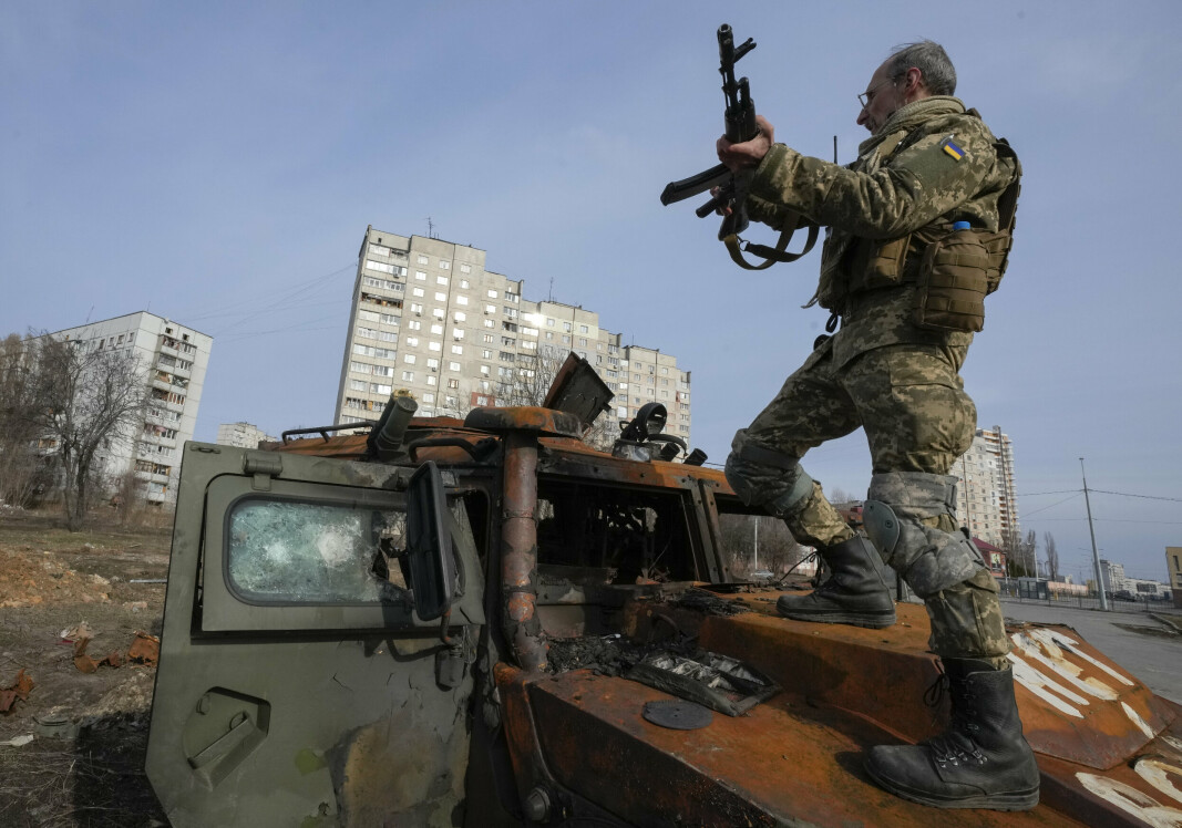 MISLYKKET: Russland krigføring i Ukraina er mislykket, skriver Kristian Åtland. På bilde et ukrainsk soldat på vraket av et russisk kjøretøy i Kharkiv.