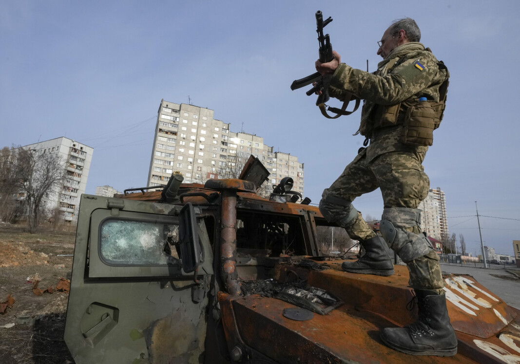 MISLYKKET: Russland krigføring i Ukraina er mislykket, skriver Kristian Åtland. På bilde et ukrainsk soldat på vraket av et russisk kjøretøy i Kharkiv. MISLYKKET: Russland krigføring i Ukraina er mislykket, skriver Kristian Åtland. På bilde et ukrainsk soldat på vraket av et russisk kjøretøy i Kharkiv.