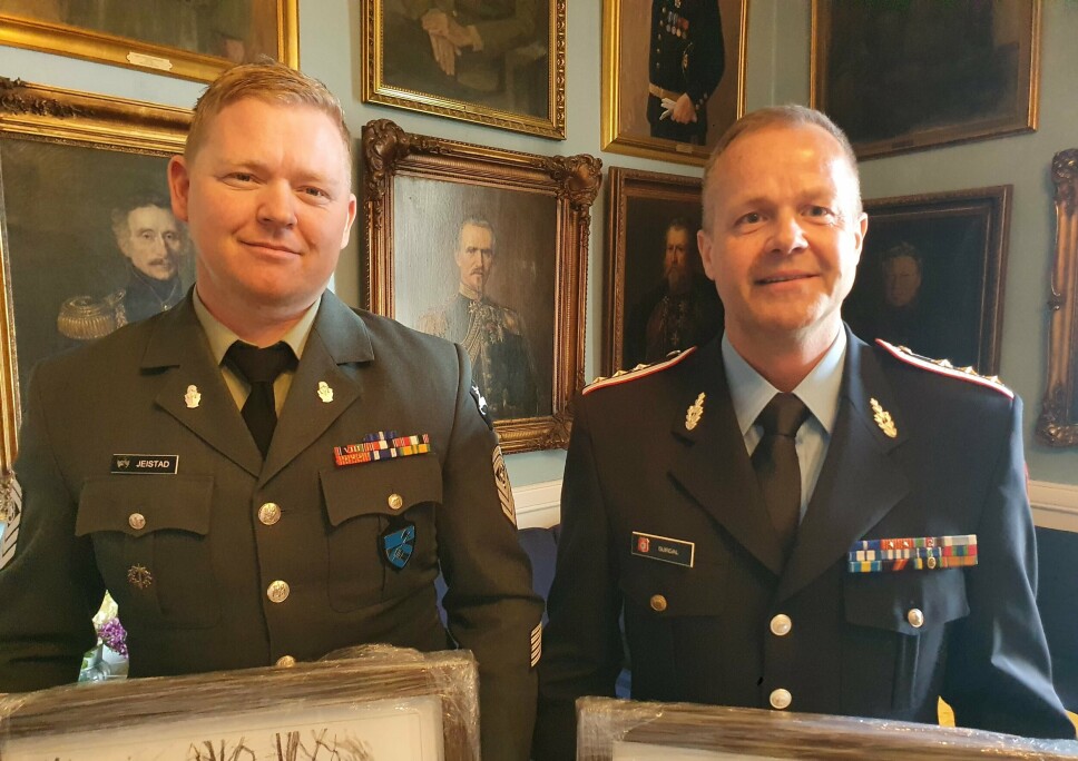 HEDRET: Stabssersjant Runar Jeistad (til venstre) har fått tildelt Norsk Totalforsvarsforums Beredskapspris. Brannsjef i Sarpsborg kommune Terje Surdal fikk tildelt Beredskapsprisen for sivil sektor.