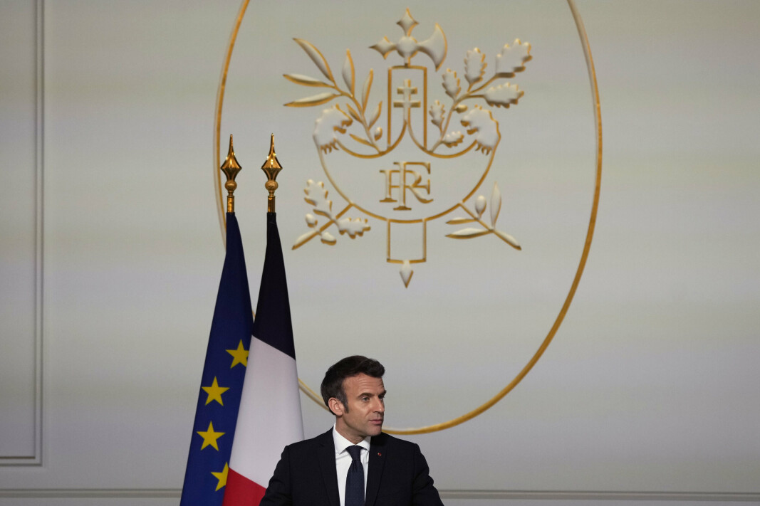 GÅTT AV: Frankrikes president Emmanuel Macron mister sin militære etterretningssjef, ifølge kilder. Foto: François Mori / AP / NTB