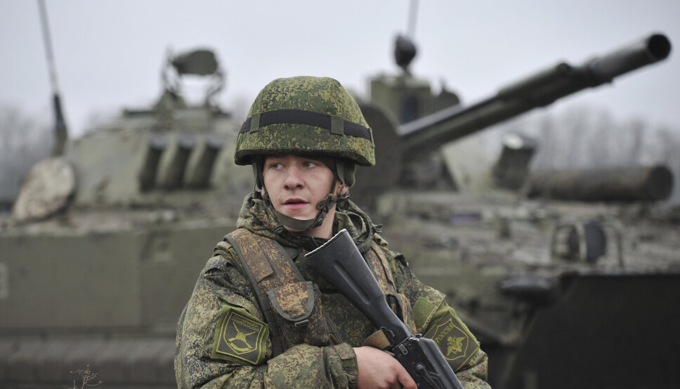 STYRKEOPPBYGGING: En russisk hærsoldat deltar i en øvelse i Rostov-regionen sør i Russland, i desember 2021. At Russland samlet tropper nær Ukraina skapte vestlig bekymring for invasjon, noe styresmaktene i Moskva avviste.