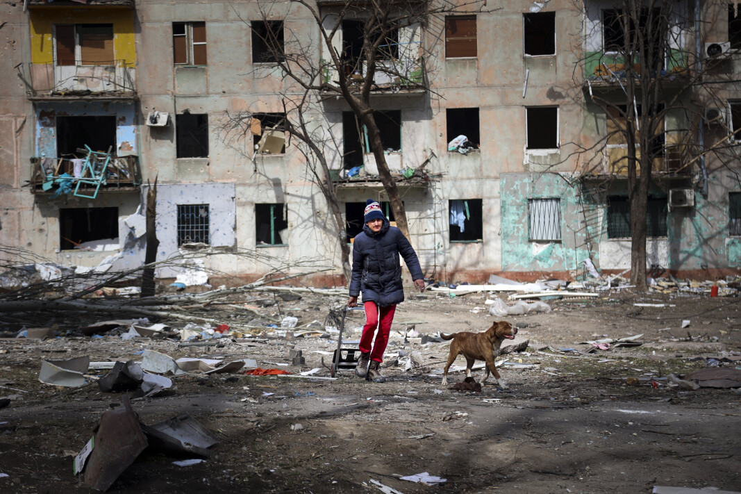 BLOKKERT: Den ukrainske regjeringen sier at russiske styrker blokkerte 45 busser som var sendt for å evakuere sivile fra den beleirede havnebyen Mariupol sør i Ukraina. Her går en mann tur med hunden sin i byen, foran et leilighetsbygg som er ruinert av russiske luftangrep. BLOKKERT: Den ukrainske regjeringen sier at russiske styrker blokkerte 45 busser som var sendt for å evakuere sivile fra den beleirede havnebyen Mariupol sør i Ukraina. Her går en mann tur med hunden sin i byen, foran et leilighetsbygg som er ruinert av russiske luftangrep.