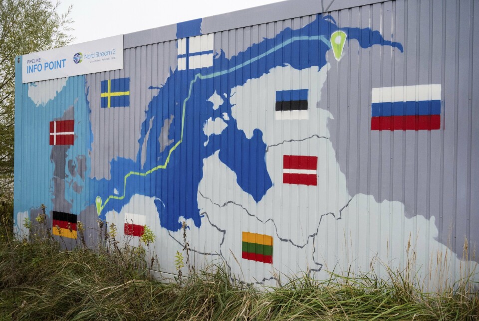 Et maleri som viser gasslørledningen Nord Stream 2s plassering fra Russland til Tyskland dekorerer en gassmottak-stasjon i Lubmin i Tyskland.