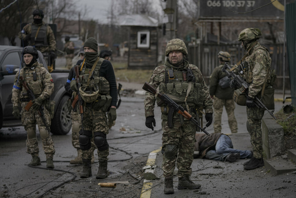 GRUSOMME SYN: Ukrainske soldater har inntatt Butsja. Ifølge ordføreren i byen ligger det lik strødd utover i gatene.