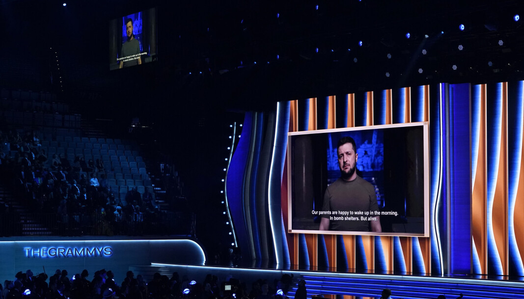 GRAMMY: President Volodymyr Zelenskyj ba om støtte til Ukraina i en forhåndsinnspilt tale på Grammy-seremonien i Las Vegas. GRAMMY: President Volodymyr Zelenskyj ba om støtte til Ukraina i en forhåndsinnspilt tale på Grammy-seremonien i Las Vegas.
