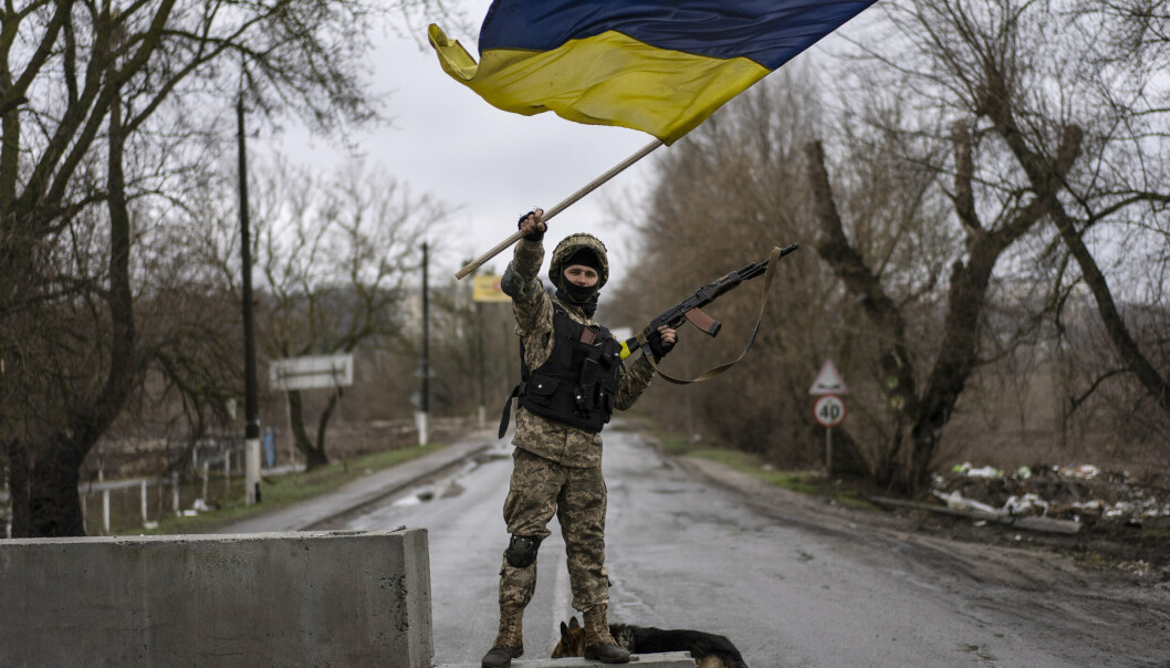 UKRAINA: En ukrainsk soldat ved et sjekkpunkt i Butsja utenfor Kyiv lørdag 2. april, der det ble funnet en grav med flere titalls døde dagen etter.